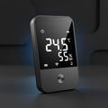 Thermomètre hygromètre connecté avec écran digital sur fond sombre